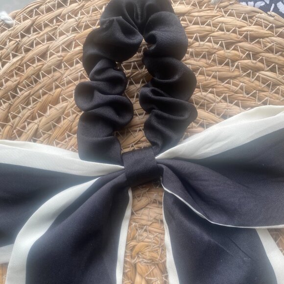 Alo Yoga Bow Hair Tie Scrunchie Love Knot Black and White - Picture 3 of 7
